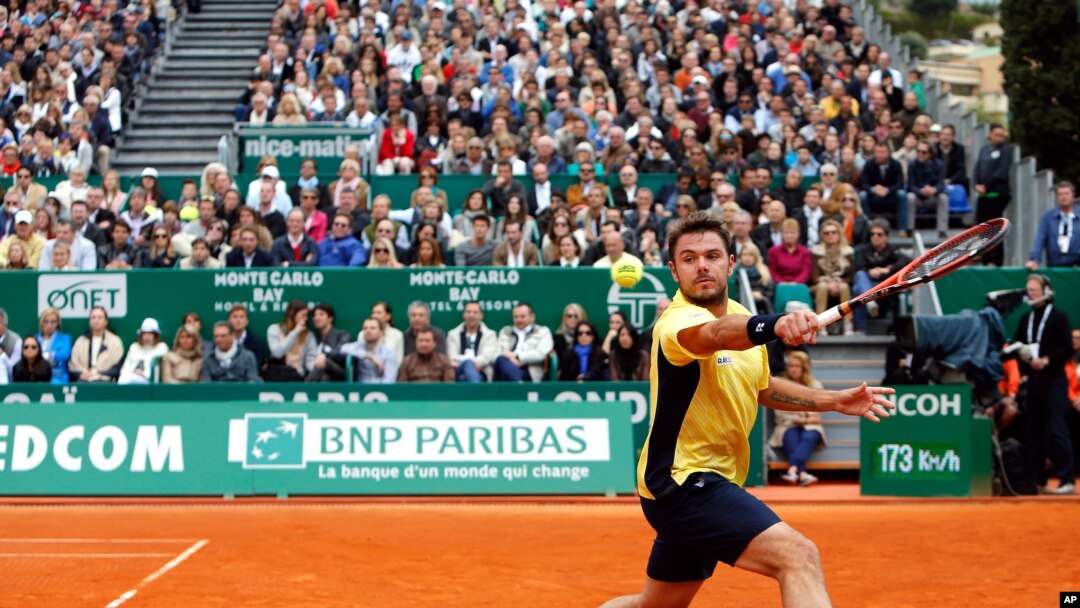 Stanislas Wawrinka dari Swiss saat mengembalikan bola dari Roger Federer dalam final turnamen Monte Carlo Tennis Masters di Monaco (20/4). 