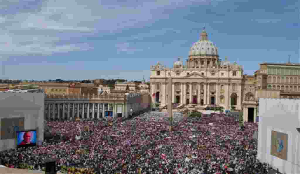 Un tapiz con una fotografía de 1995 del Papa Juan Pablo II aparece durante una solemne celebración encabezada por el Papa Benedicto XVI.