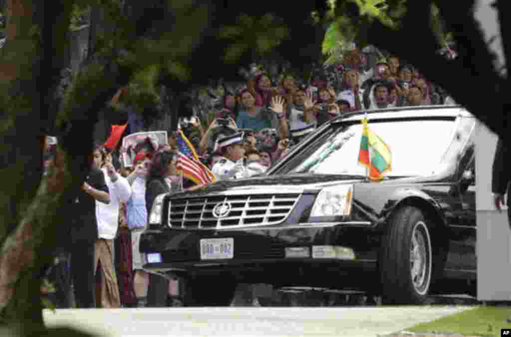 ຝູງຄົນພາກັນເຕົ້າໂຮມກັນ ຢູ່ນອກປະຕູເຂົ້າບ້ານ​ພັກຂອງທ່ານ​ນາງ Aung Saan Suu kyi ຜູ້ນໍາຝ່າຍຄ້ານ ເພື່ອຢາກເບິ່ງການໄປຢ້ຽມຢາມ ຂອງປະທານາທິບໍດີສະຫະລັດ ທ່ານບາຣັກ ໂອບາມາ ທີ່ທ່ານໄປເຖິງທີ່ນັ້ນ ໃນຂະບວນລົດແຮ່ ໃນ​ນະຄອນ​ຢ່າງ​ກຸ້ງ ໃນວັນທີ 19 ພະຈິກ 2012.