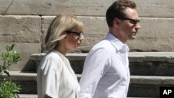 Taylor Swift dan Tom Hiddleston saat liburan di Roma, 27 Juni 2016.