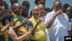 Jessie Duarte, secrétaire générale adjointe de l'ANC, Cyril Ramaphosa, président de l'ANC, Jacob Zuma, président de l'Afrique du Sud, et Uhuru Kenyatta, président du Kenya, au stade Absa à East London en Afrique du Sud le 13 janvier 2018.