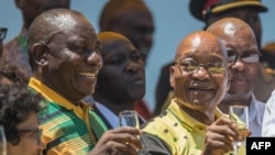 (De la gauche) Cyril Ramaphosa, président de l'ANC etJacob Zuma, président de l'Afrique du Sud, et Uhuru Kenyatta, au stade Absa à East London, Afrique du Sud, 13 janvier 2018.