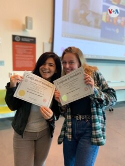 Natalia Cordero junto a otra estudiante internacional muestran un certificado que muestra un grado alcanzado. Foto cortesía Natalia Cordero.