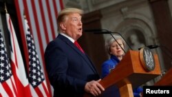 영국을 국빈방문한 도널드 트럼프 미국 대통령이 4일 런던에서 테레사 메이 영국 총리와 공동기자회견을 했다.