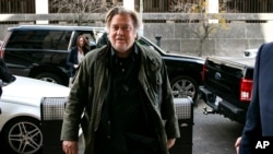 L'ancien stratège de la Maison Blanche Steve Bannon arrive pour témoigner au procès de Roger Stone, au tribunal fédéral de Washington, le 20 août 2020.