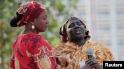 Rebeccca Samuel (tsakiya), mahaifiyar Sarah, daya daga cikin daliban na Chibok da aka sace, tana zaune tare da wasu iyayen a lokacin wani taron da suka yi domin tattauna kokarin kwato 'yan matan na Chibok da aka sace.