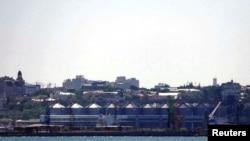 Una terminal que almacena grano en el puerto de Odesa, en Ucrania, impactada durante el ataque ruso el 23 de julio de 2022.