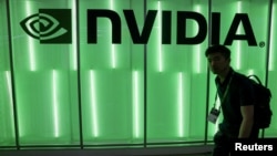 Çip üreticisi Nvidia'nın hisseleri, Apple'ı geride bırakarak dünyanın en değerli ikinci şirketi olmasından sadece birkaç gün sonra yüzde 3,5 artışla 135,58 dolara yükseldi ve şirket, piyasa değerini 3,335 trilyon dolara çıkardı. 