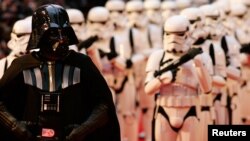 Para aktor yang memerankan Darth Vader dan pasukan Storm Troopers tiba untuk penayangan perdana film terbaru Star Wars, “Revenge of the Sith” di London, 16 Mei 2005. (Foto: Reuters)