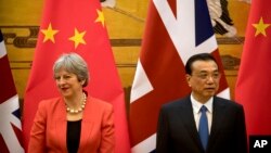 英国首相特蕾莎·梅和中国总理李克强在北京人大会堂出席一个签字仪式。 （2018年1月31日）