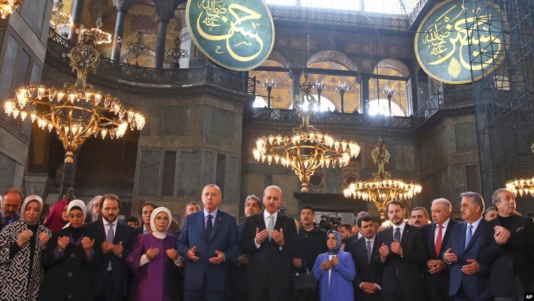 Presiden Turki Recep Tayyip Erdogan (tengah kiri) berdoa dalam Hagia Sofia, situs warisan dunia dan salah satu tempat pariwisata di distrik bersejarah Sultanahmet di Istanbul, 31 Maret 2018. 