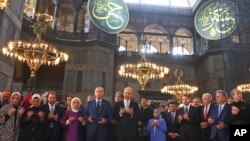 Presiden Turki Recep Tayyip Erdogan (tengah kiri) berdoa dalam Hagia Sofia, situs warisan dunia dan salah satu tempat pariwisata di distrik bersejarah Sultanahmet di Istanbul, 31 Maret 2018. 