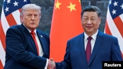 唐纳德·特朗普总统在北京人民大会堂与中国国家主席习近平握手。(2026年5月14日) 