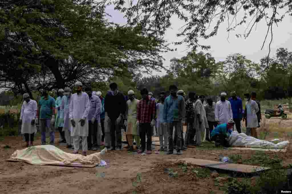 Warga Muslim India melakukan shalat jenazah korban COVID-19 sebelum dimakamkan di pemakaman umum di New Delhi, sementara India dilanda gelombang kedua pandemi COVID-19 (foto: Reuters).