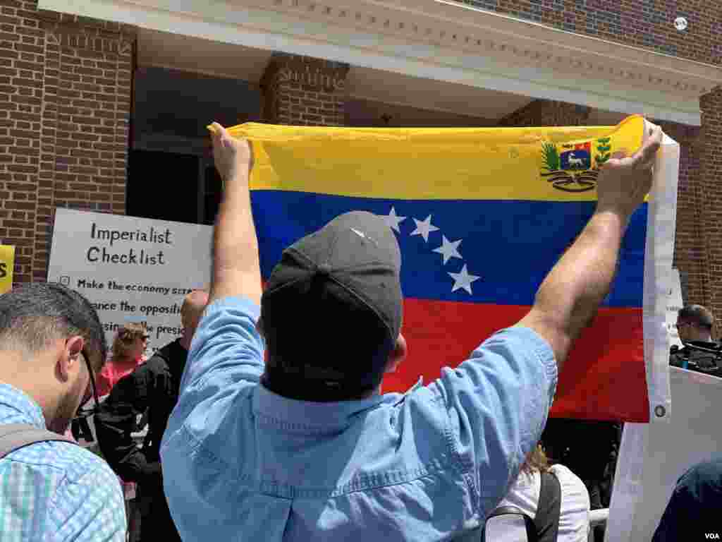 Venezolanos se reunieron para una manifestación este martes frente a la Embajada de Venezuela, en Washington.