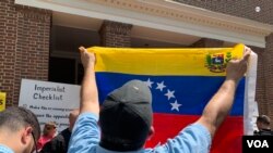 ARCHIVO - Venezolanos protestan frente a la Embajada de Venezuela en Washington.