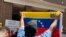 ARCHIVO - Venezolanos protestan frente a la Embajada de Venezuela en Washington.