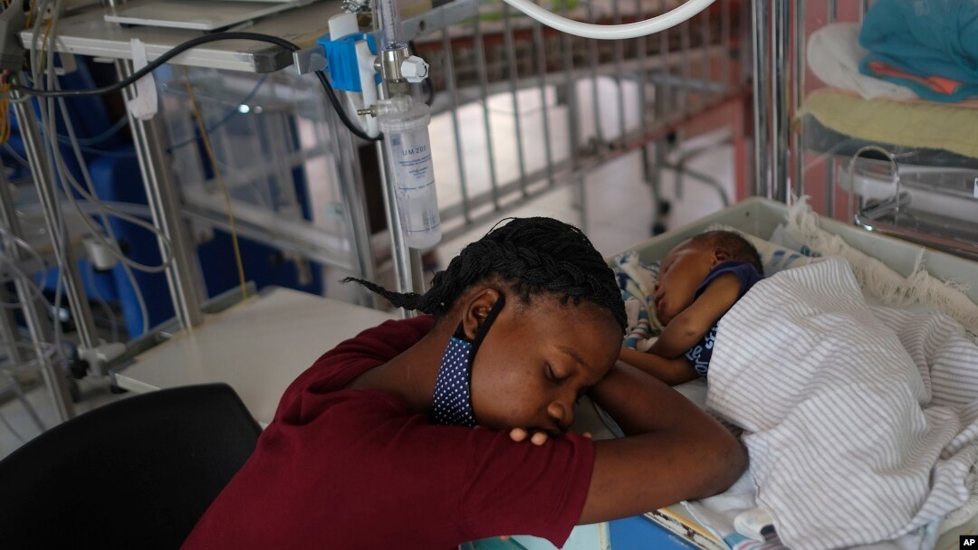 Umuvyeyi arwaje umwana mu bitaro i Port-au-Prince, ku musi w'Imana, kw'itariki 24-10-2021