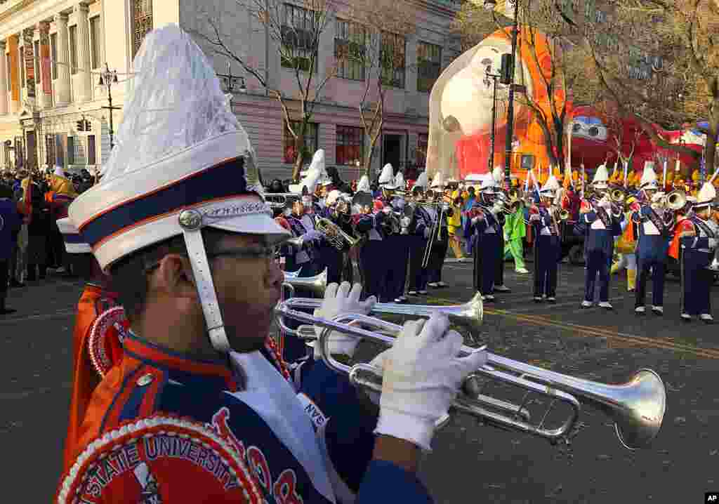 James Leach toca la trompeta mientras los participantes en el desfile del Día de Acción de Gracias de Macy se reúnen antes del inicio del desfile, el jueves 28 de noviembre de 2019, en Nueva York.&nbsp;