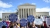 Para demonstran pendukung hak aborsi melakukan aksi di depan gedung Mahkamah Agung AS, di Washington, DC, pada 15 April 2023. (Foto: AFP/Andrew Caballero-Reynolds)