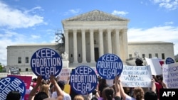 Para demonstran pendukung hak aborsi melakukan aksi di depan gedung Mahkamah Agung AS, di Washington, DC, pada 15 April 2023. (Foto: AFP/Andrew Caballero-Reynolds)