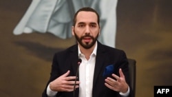 En esta foto de archivo tomada el 22 de febrero de 2021 el presidente salvadoreño Nayib Bukele habla durante el inicio de la entrega de computadoras a estudiantes del sector público, en la casa presidencial en San Salvador. - 1 de junio de 2021.