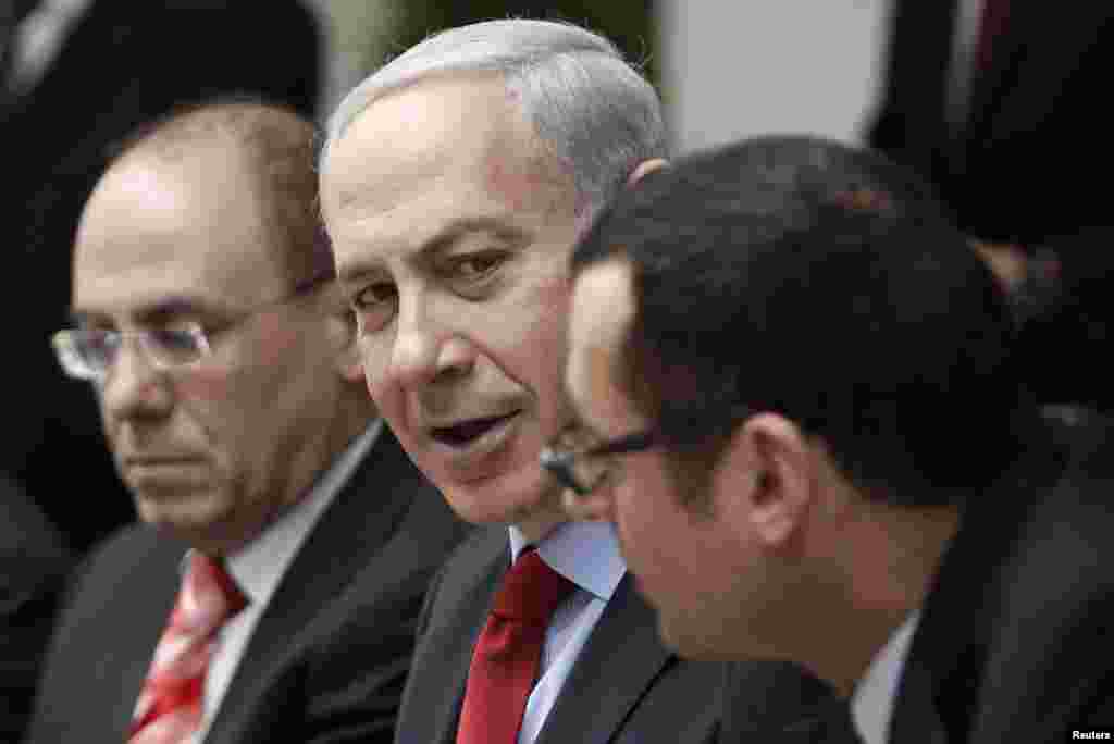 Israel's Prime Minister Benjamin Netanyahu (C) attends the weekly cabinet meeting in Jerusalem December 9.