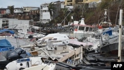 Esta fotografía tomada y difundida por la Policía Nacional Francesa el 17 de diciembre de 2024 muestra barcos destruidos y escombros en el puerto de Mamoudzou, en el territorio francés de Mayotte en el Océano Índico, tras el paso del ciclón Chido.