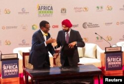 Akinwumi Adesina, Presiden Grup Bank Pembangunan Afrika, menyapa Presiden Bank Dunia Ajay Banga saat menghadiri KTT Energi Afrika di Dar es Salaam, Tanzania, 28 Januari 2025. (Emmanuel Herman/REUTERS)