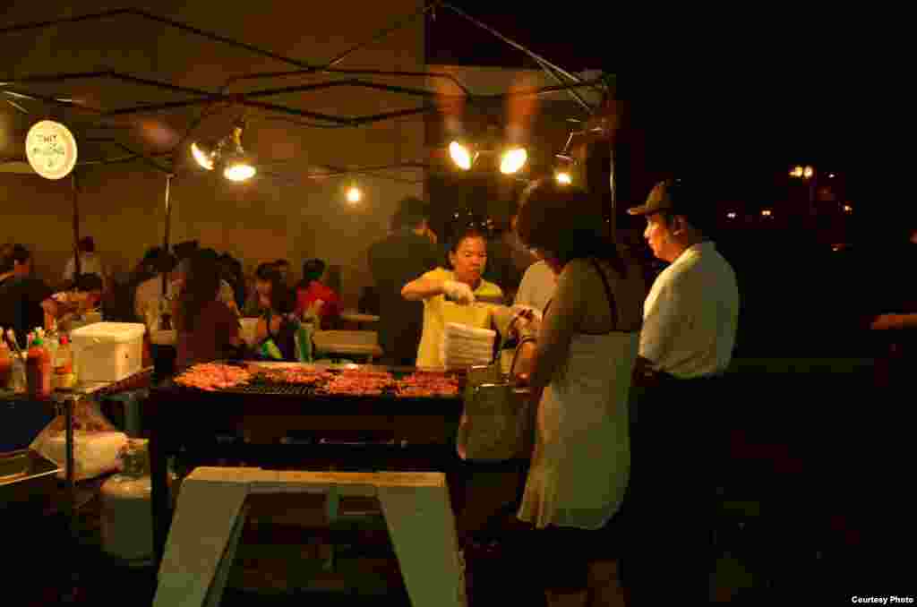 Lều chuyên trị các xâu thịt nướng BBQ. (Ảnh: Hoa Duc Trinh)