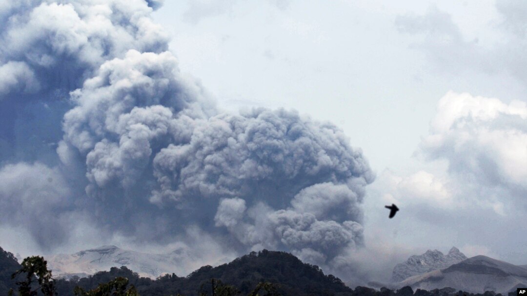 Gunung Kelud terlihat dari desa Anyar, Blitar, Jawa Timur (14/2)