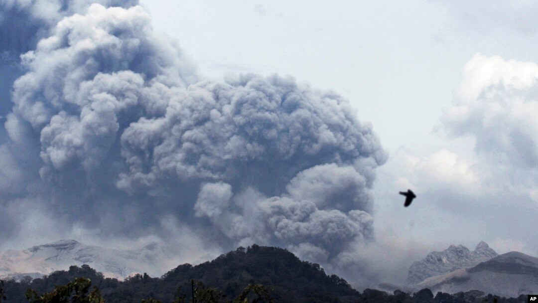 Erupsi Gunung Kelud, terlihat dari desa Anyar, Blitar, Jawa Timur (14/2).