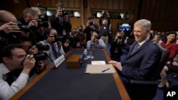 El juez Neil Gorsuch, nominado del presidente Donald Trump para la Corte Suprema, comparece ante la Comisión Judicial del Senado, el lunes, 20 de marzo, de 2017.