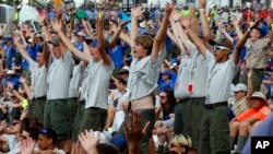 Para anggota Pramuka menyanyi dan menari diiringin musik sambil menunggu kedatangan Presiden AS Donald Trump pada acara Jamboree Nasional di Glen Jean, West Virginia, Senin (24/7) lalu (foto: dok). 