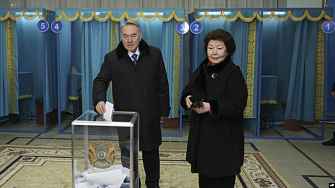 President Nursultan Nazarbayev and his wife Sara cast their votes at a polling station in Kazakhstan's capital Astana, April 3, 2011