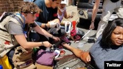 Personal de emergencia ayuda a un herido atropellado por un auto que se lanzó contra un grupo de activistas que acudieron a protestar una manifestación de nacionalistas blancos en Charlottesville, Virginia, en agosto pasado. Foto: @acluva