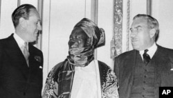 Ahmadu Bello Sardauna (Tsakiya) a Matsayin Mai Jawabi a Taron Kundin Tsarin Mulkin Najeriya a birnin Landan na Ingila Mayu 23, 1957