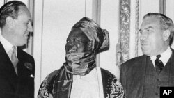  Sir Ahmadu Bello, (tsakiya sanye da rawani) tare da wasu turawan Birtaniya yayin wani taron samar da kundin tsarin mulki ga Najeriya da aka yi London a 1957.