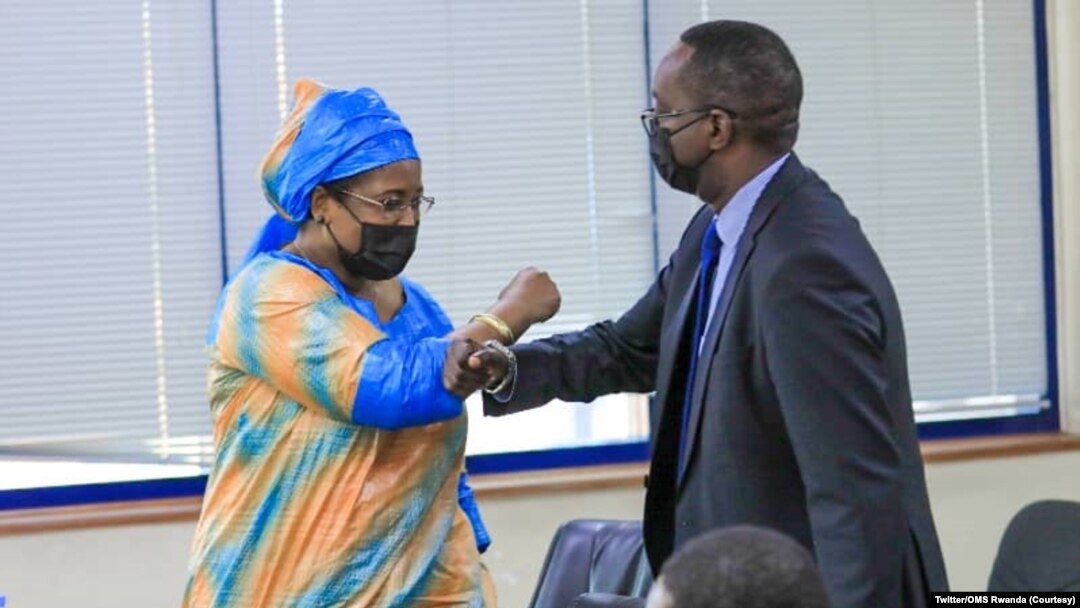 Dr Salla Ndoungou Ba aserukira OMS mu Rwanda kumwe n'umushikiranganji w'amagara y'abantu mu Rwanda, Daniel Ngamije