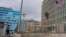 ARCHIVO - La bandera estadounidense ondea junto a un agente de seguridad que custodia la embajada de Estados Unidos en La Habana, Cuba, el 12 de diciembre de 2023. 