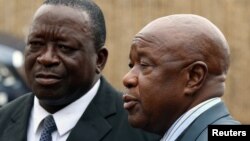 Zimbabwean War Veterans leader Chris Mutsvangwa (R), arrives at a meeting of the ruling ZANU-PF party in Harare, Nov. 19, 2017. 