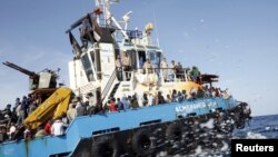 Migrants Somaliens, Soudanais et Ethiopiens, à bord d’un bateau de l’armée libyenne après avoir été secourus près de la côte de Misrata, Libye, 3 mai 2015. 