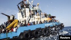 Des migrants Somaliens, Soudanais et Ethiopiens, transportés à bord d’un bateau de l’armée libyenne après avoir été secourus près de la côte de Misrata, Libye, 3 mai 2015. 