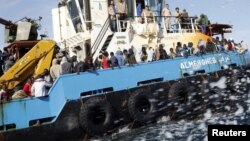 Des migrants Somaliens, Soudanais et Ethiopiens, transportés à bord d’un bateau de l’armée libyenne après avoir été secourus près de la côte de Misrata, Libye, 3 mai 2015. 