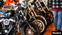 Produk-produk Harley Davidson dipajang di sebuah cabang Harley di London, Inggris (foto: ilustrasi). 