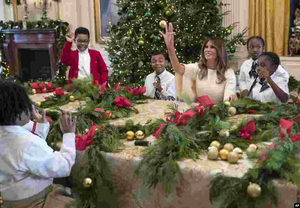 La primera dama de Estados Unidos Melania Trump, compartiendo con niños afroamericanos en la Casa Blanca.