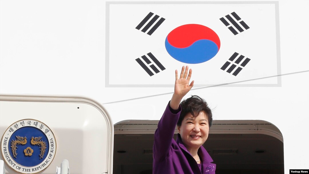 박근혜 한국 대통령이 미국 핵안보정상회의 참석 및 멕시코 공식 방문을 위해 30일 성남 서울공항에서 출국하며 환송객에게 인사를 하고 있다.
