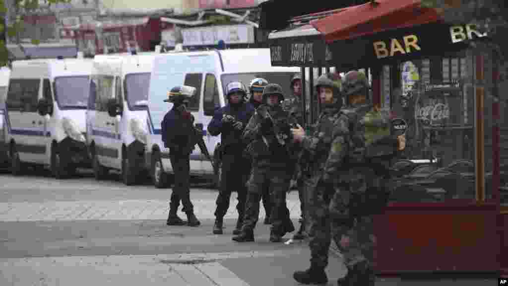 Des militaires et des policiers antiémeutes prennent position près d&rsquo;un immeuble à Saint-Denis,​18 novembre 2015