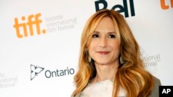 Holly Hunter, salah satu artis yang membintangi film "Manglehorn", ikut membaca puisi dalam ajang baca puisi tahunan “Poetry & and the Creative Mind” ke-13 di Alice Tully Hall, Lincoln Center, New York. 15 April 2015 (Foto: Chris Pizzello/Invision/AP, File)