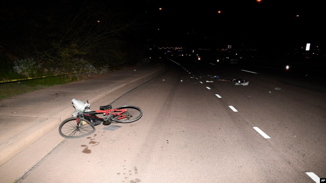 Archivo - Una imagen provista por el Departamento de Policía de Tempe, Arizona, muestra la escena donde un vehículo utilitario autónomo golpeó mortalmente a una mujer el18-3-18. 